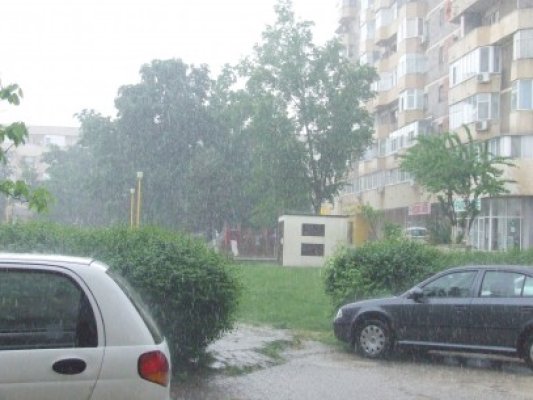 Ploi şi vijelii în majoritatea zonelor ţării, de vineri dimineaţă